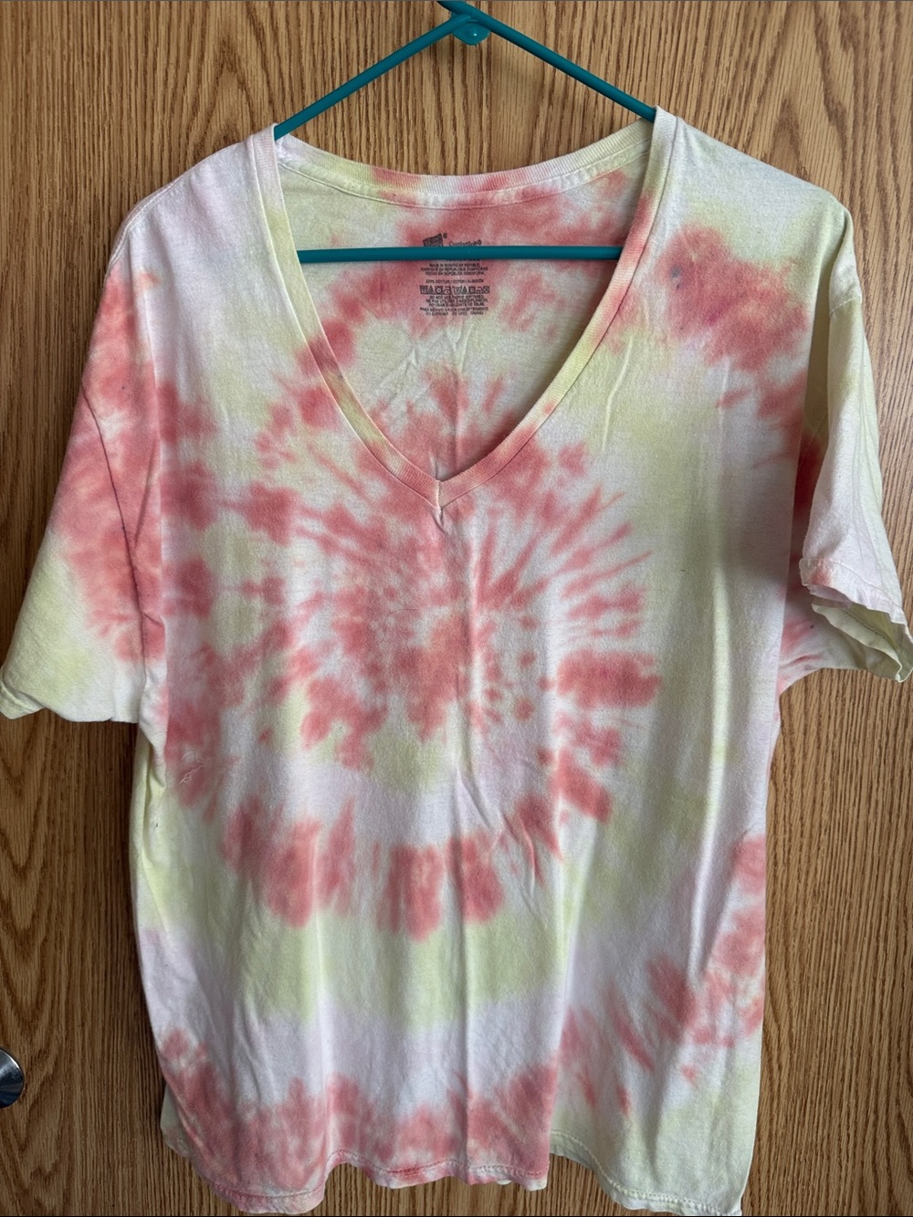V-neck tie dyed t-shirt